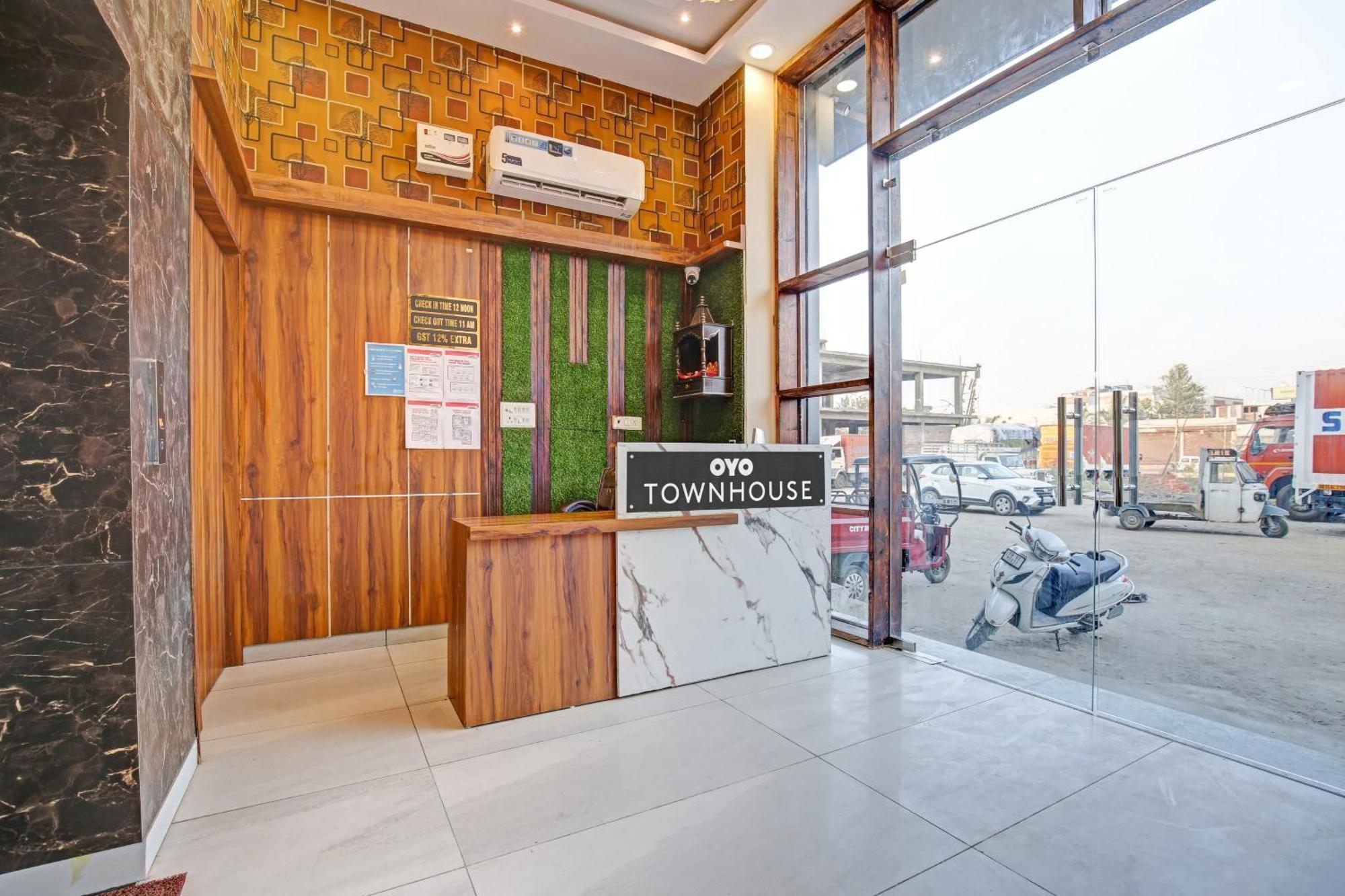 Townhouse Sky Hotell Ludhiana Eksteriør bilde